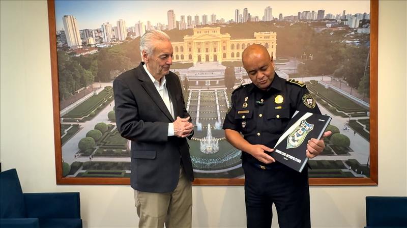 Momento da entrega do livro fotográfico que retrata a história da corporação e suas unidades operacionais. 